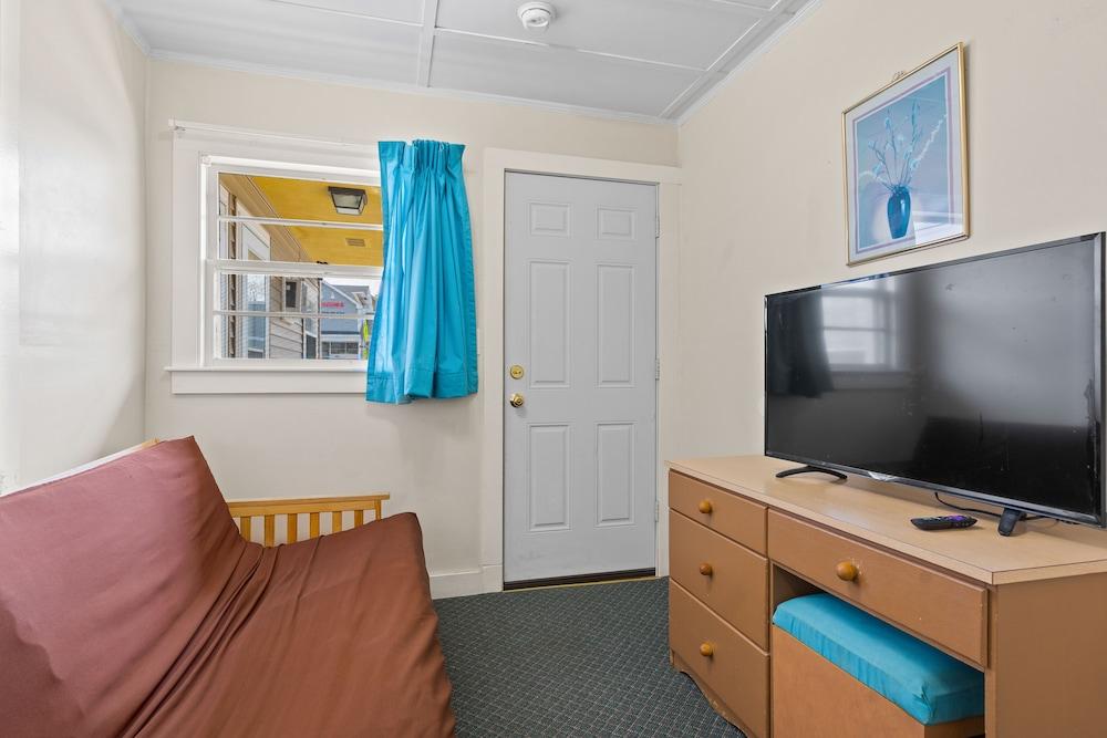 Beach Motel & Suites