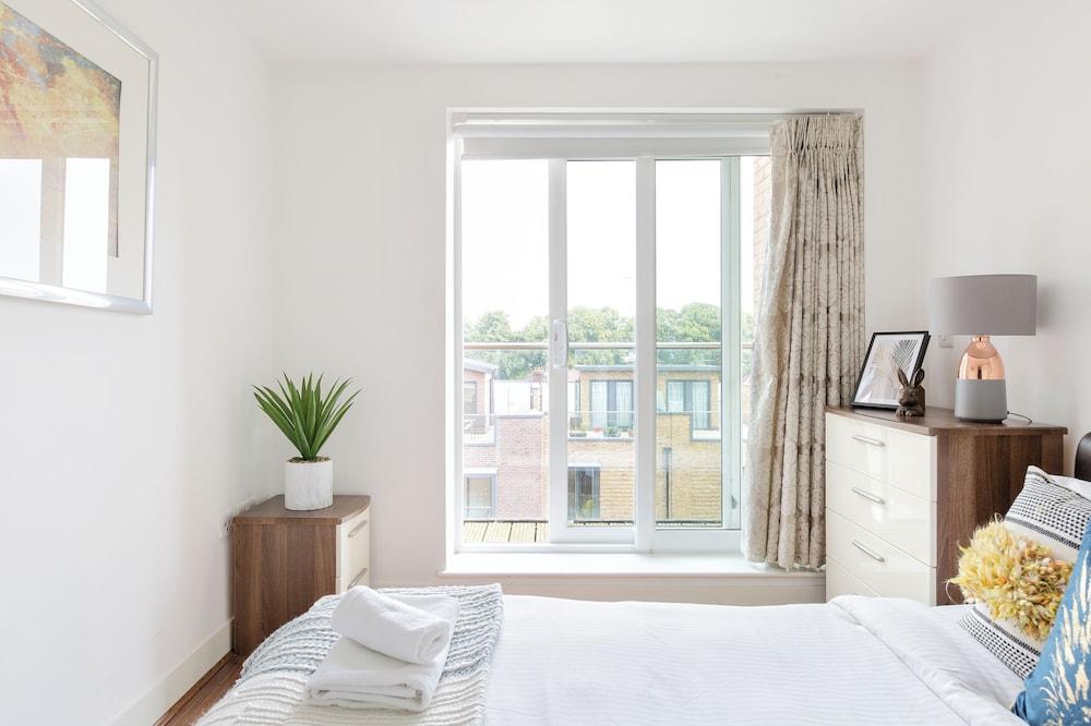 Sophisticated 2 Bed Flat with Balcony in Acton