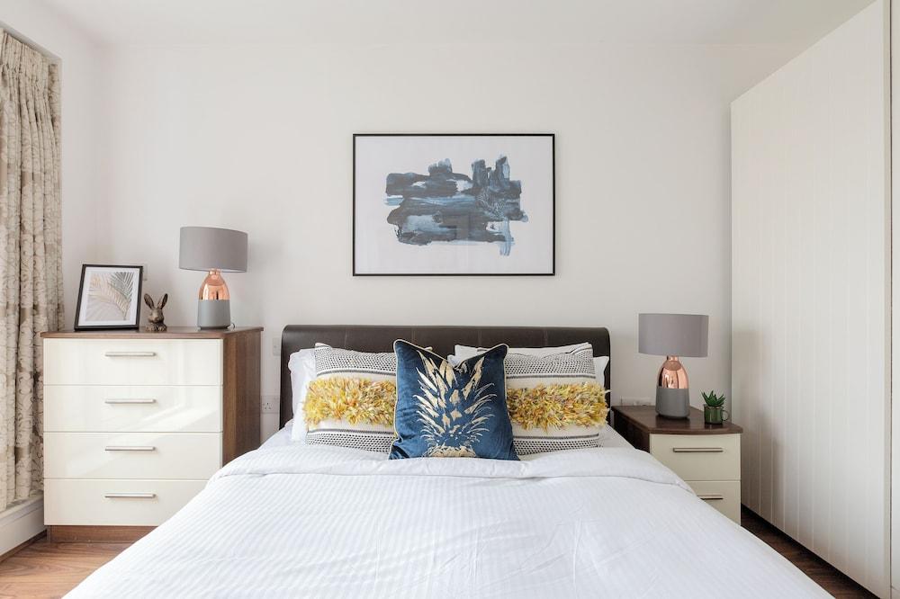 Sophisticated 2 Bed Flat with Balcony in Acton