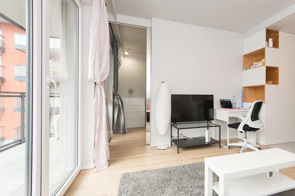 Main Trainstation one bedroom AC p4you