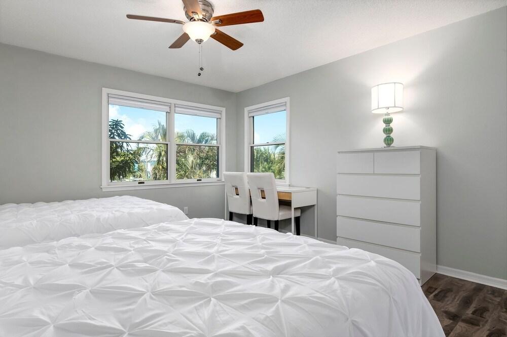 Walk To Beach Recently Renovated Sleeps 6 2 Bedroom Condo by Redawning