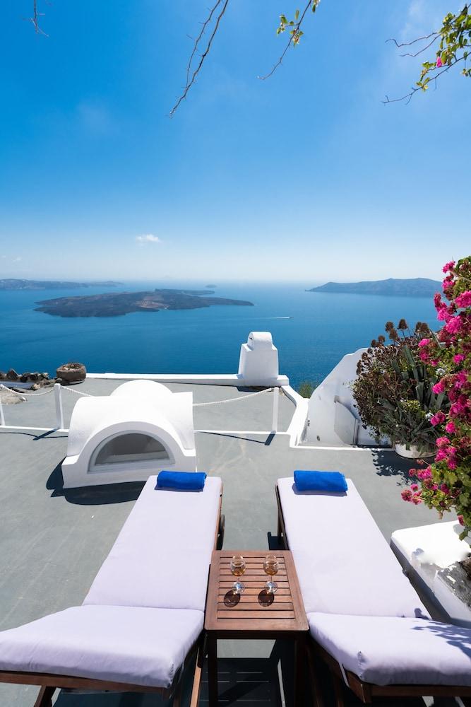 Impeccable Double Bed Villa in Imerovigli Santorin