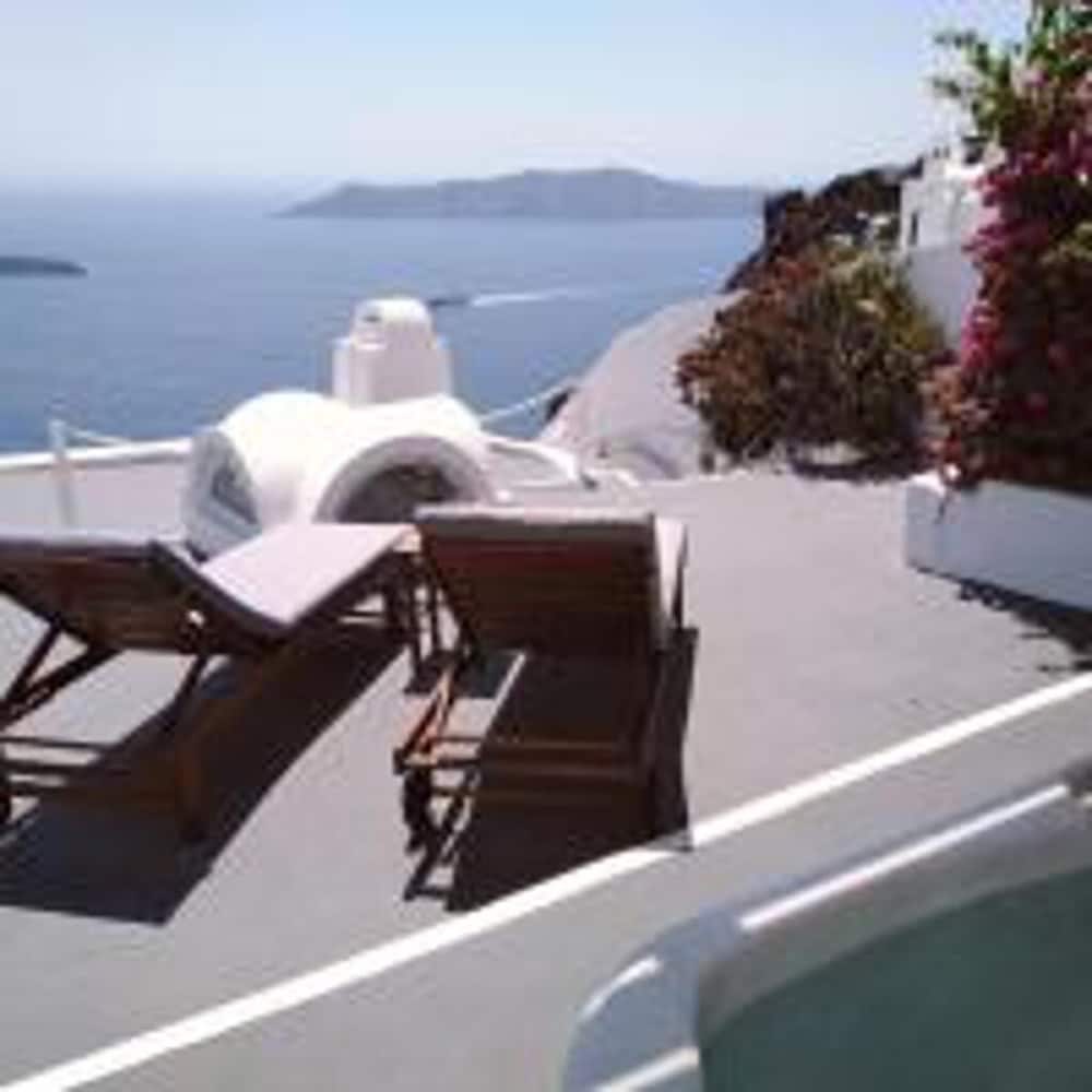 Impeccable Double Bed Villa in Imerovigli Santorin