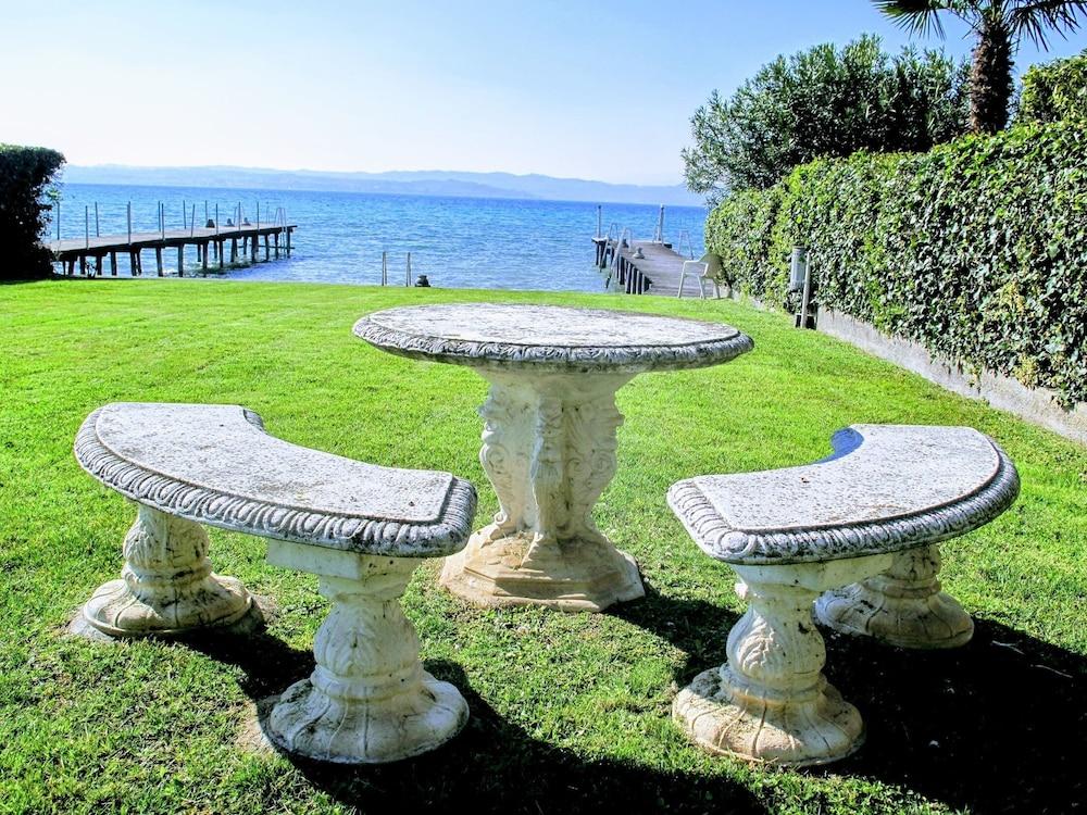 One Step From the Lake - Italian Homing