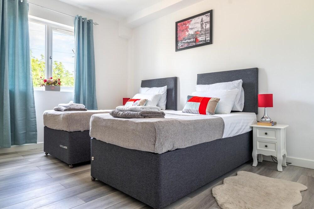 Ash View Place 3 -heathrow - Thorpe Park - Free Parking