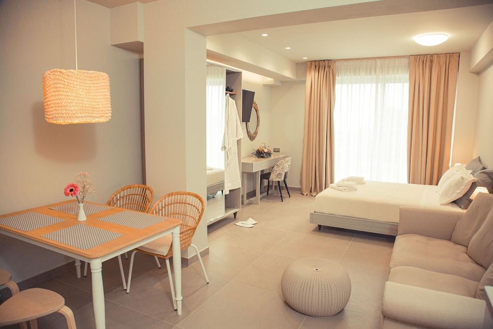 IO Luxury Pool & Hot Tub Suites