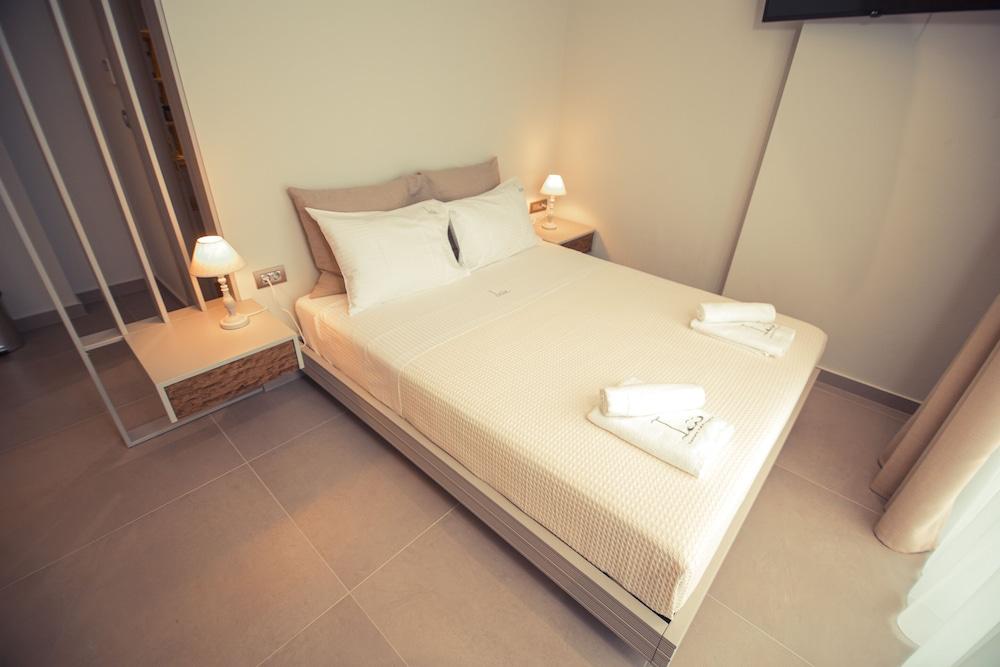 IO Luxury Pool & Hot Tub Suites