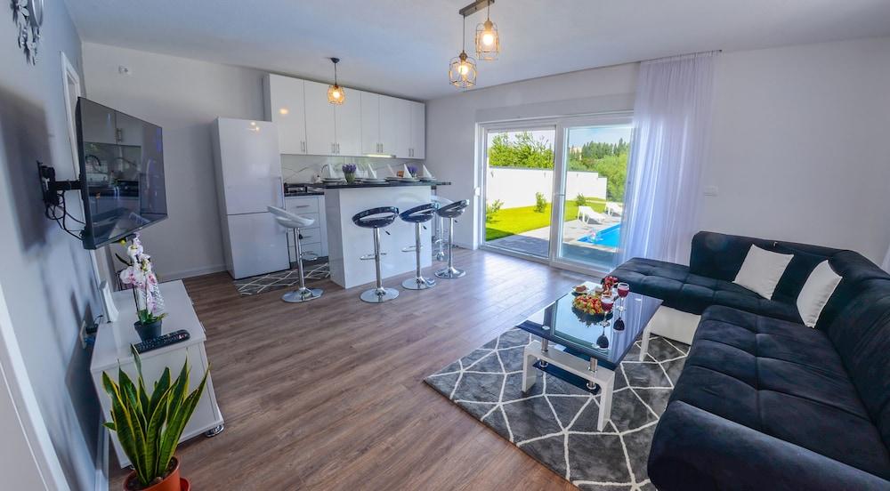 Sweet Retreat-Buna Riverside with pool