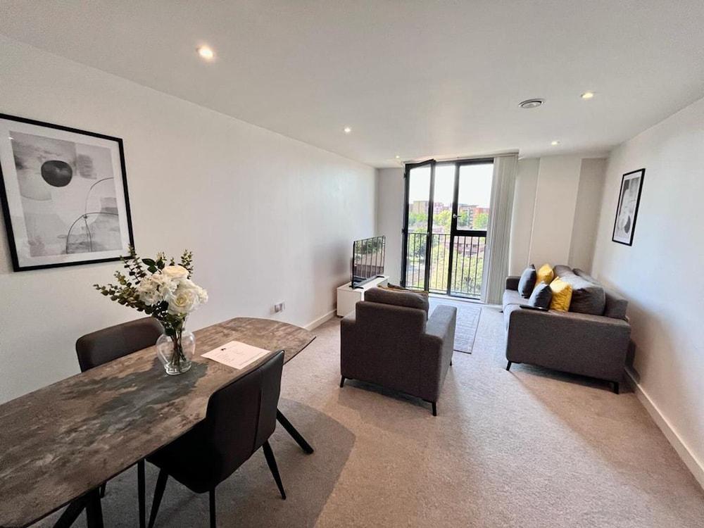 Impressive 1 Bed Apartment - Chavasse Apartments