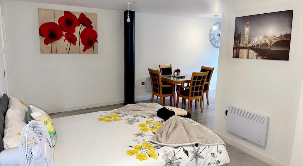 Charming 1-bed Apartment in Bradford City Holiday