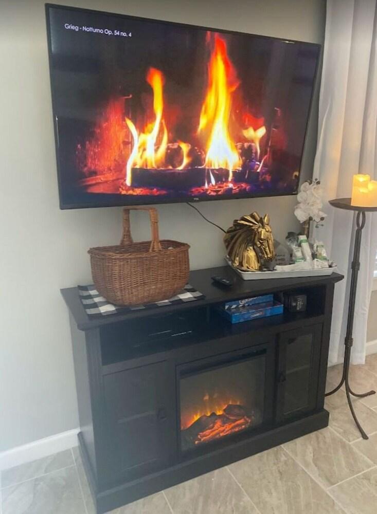 Stunning Cozy Downtown Guesthouse