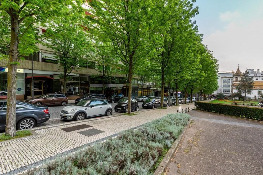 Feel Porto Stylish Flat V Lift Comfortable