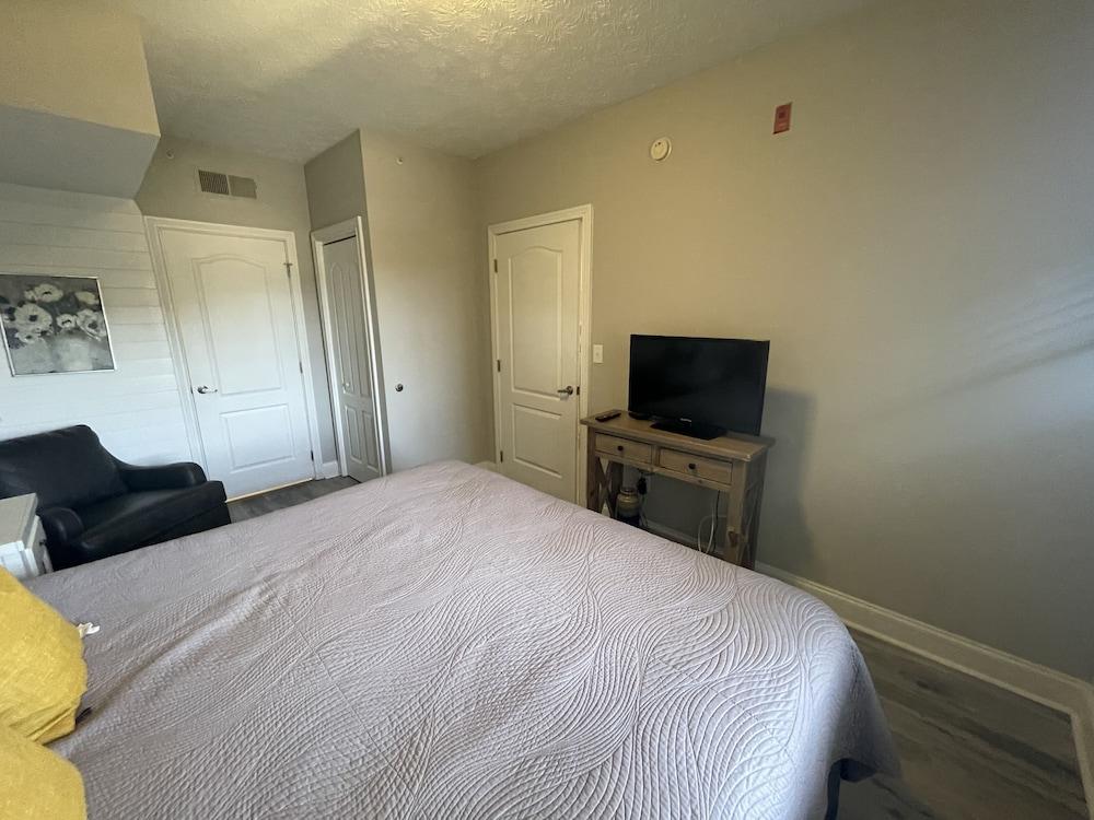 Smoky Mountain Bearadise w Pool.