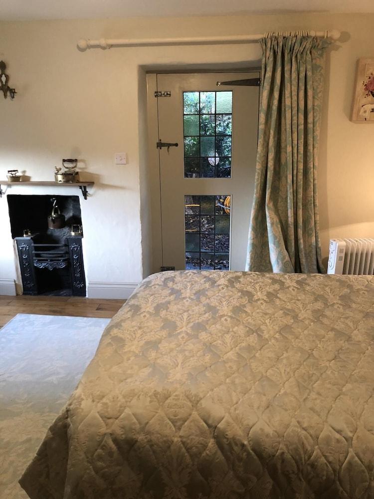 Impeccable 3-bed 17th Century Luxury Cottage