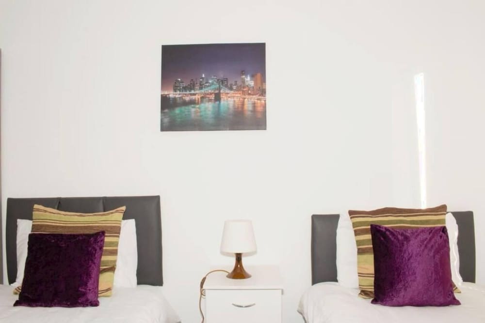 TMS Beautiful 2BR Apartment! Ensuite! Lakeside