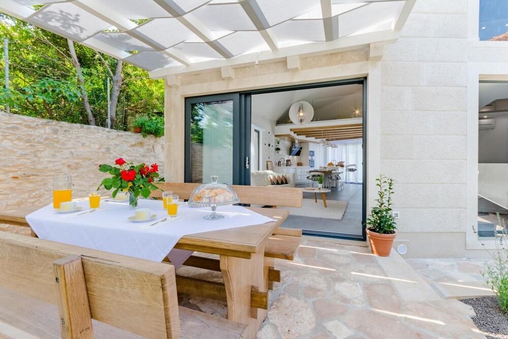 Villa Stone Pearl - Two Bedroom Holiday House With Pool ID Direct Booker 7955