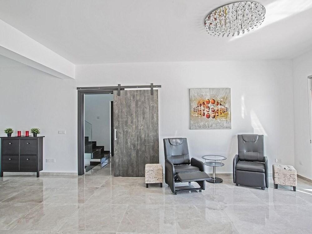 Villa Sienna AQ Ga98