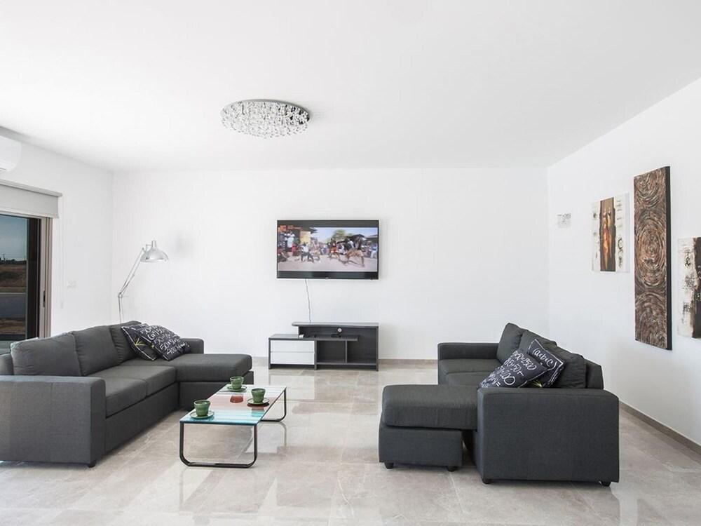 Villa Sienna AQ Ga98