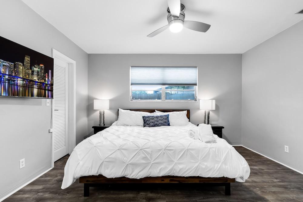 Hollywood Hills 3BD Home w Backyard