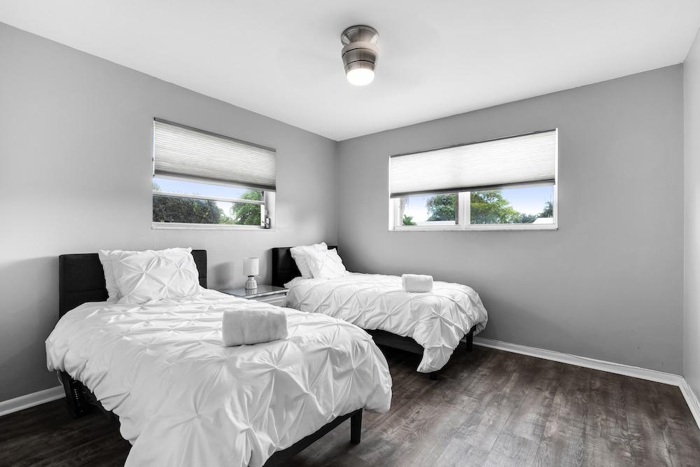 Hollywood Hills 3BD Home w Backyard