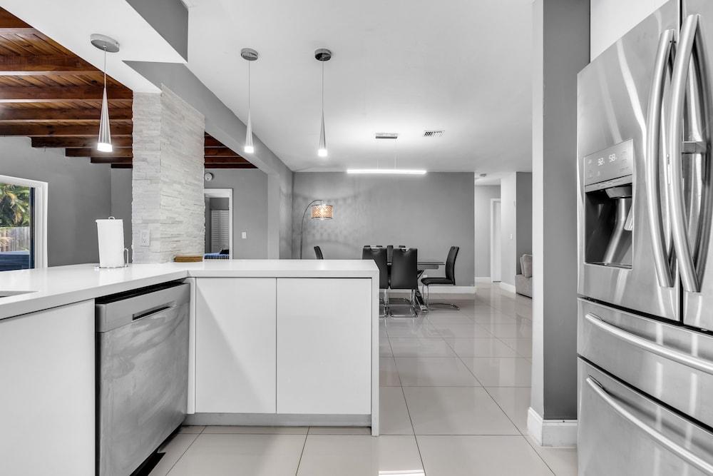 Hollywood Hills 3BD Home