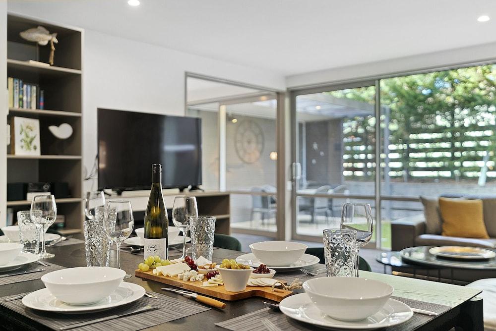 CENTRAL LOCATION - CONTEMPORARY 2 BEDROOM APTM