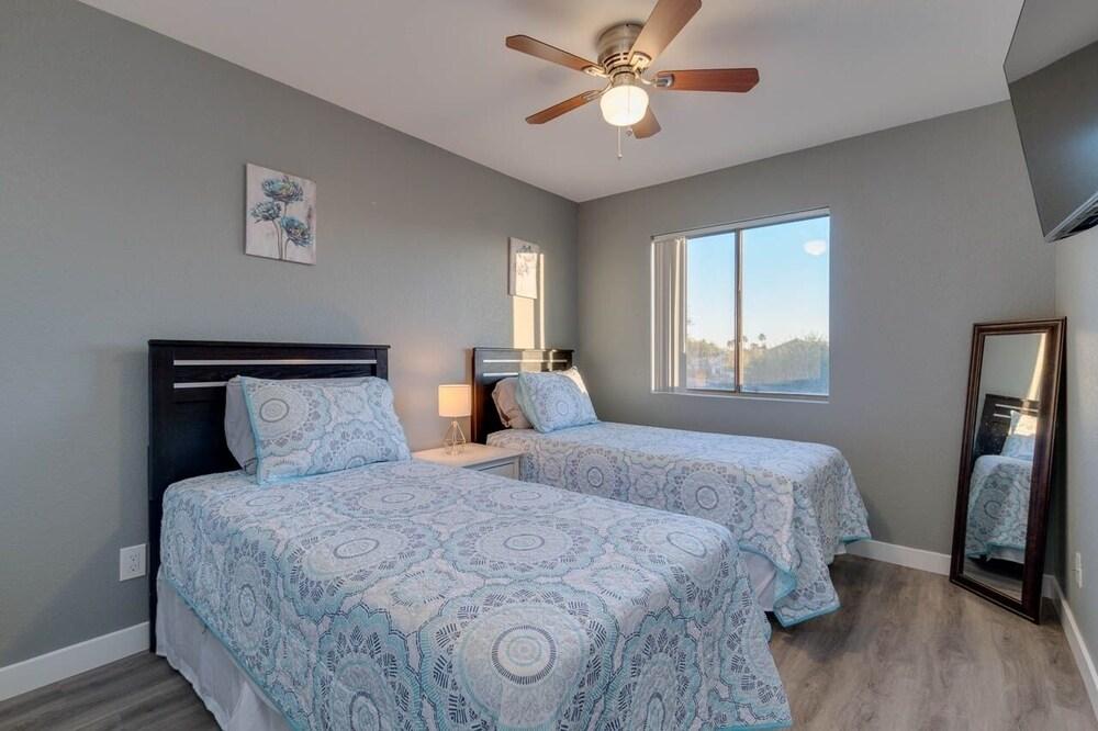 Phoenix Gem With Sparkling Heated Pool And Newly Remodeled! 3 Bedroom Home by Redawning