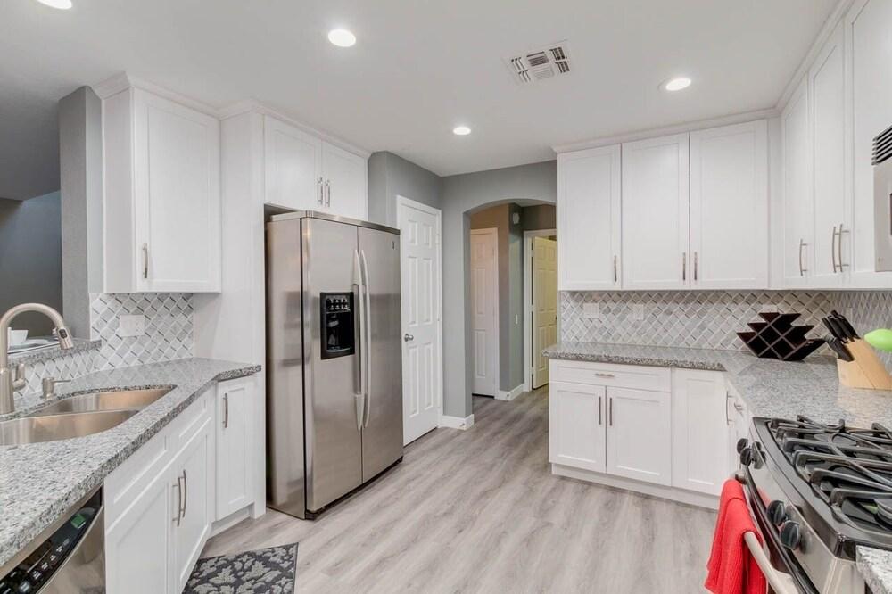 Phoenix Gem With Sparkling Heated Pool And Newly Remodeled! 3 Bedroom Home by Redawning