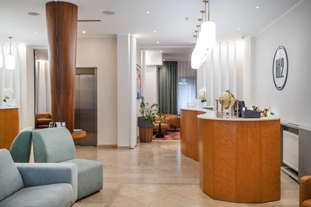 Hotel H12