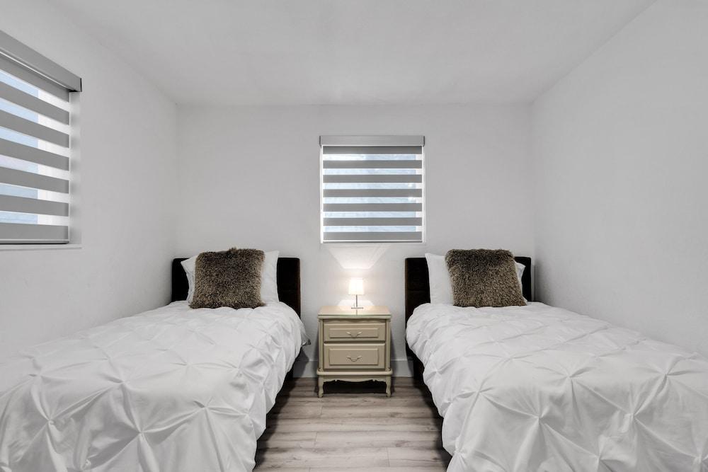 Hollywood Hills House w Backyard-BBQ