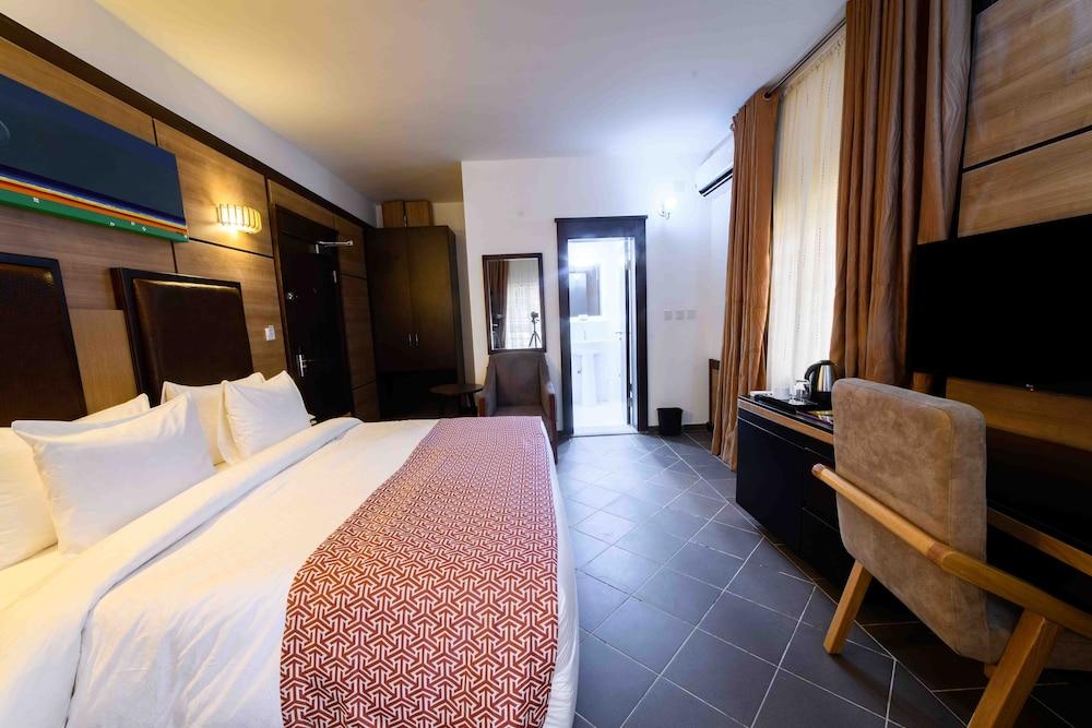 Alpha-Plus Apartments 91 Utako