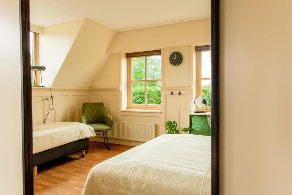 Beautiful American Style Villa With Heated Pool and Jacuzzi