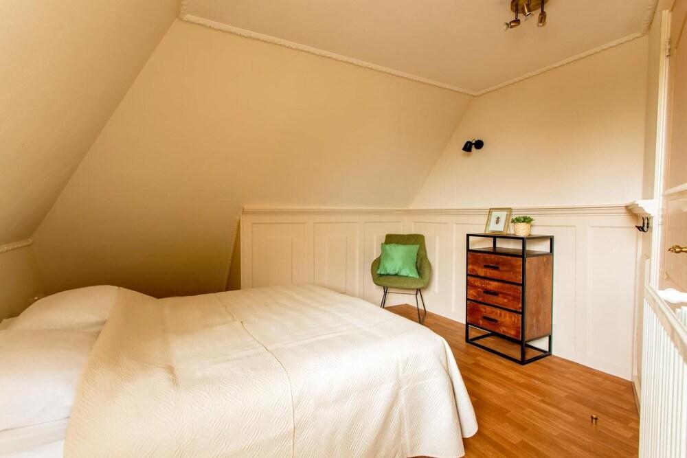 Beautiful American Style Villa With Heated Pool and Jacuzzi