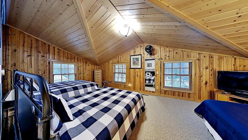 Round House on Round Lake