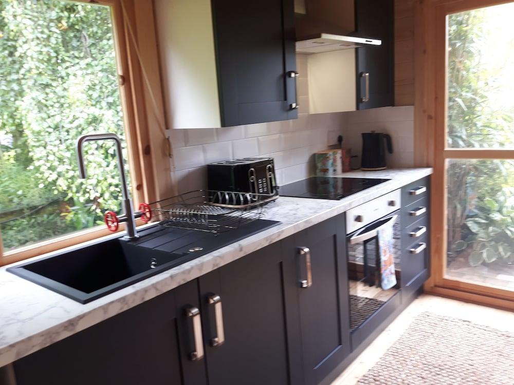 Cabin set in a Beautiful Romantic Tropical Garden