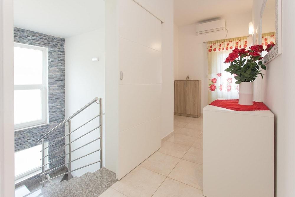 Villa Tomic - Four-bedroom Villa With Private Pool ID Direct Booker 23002