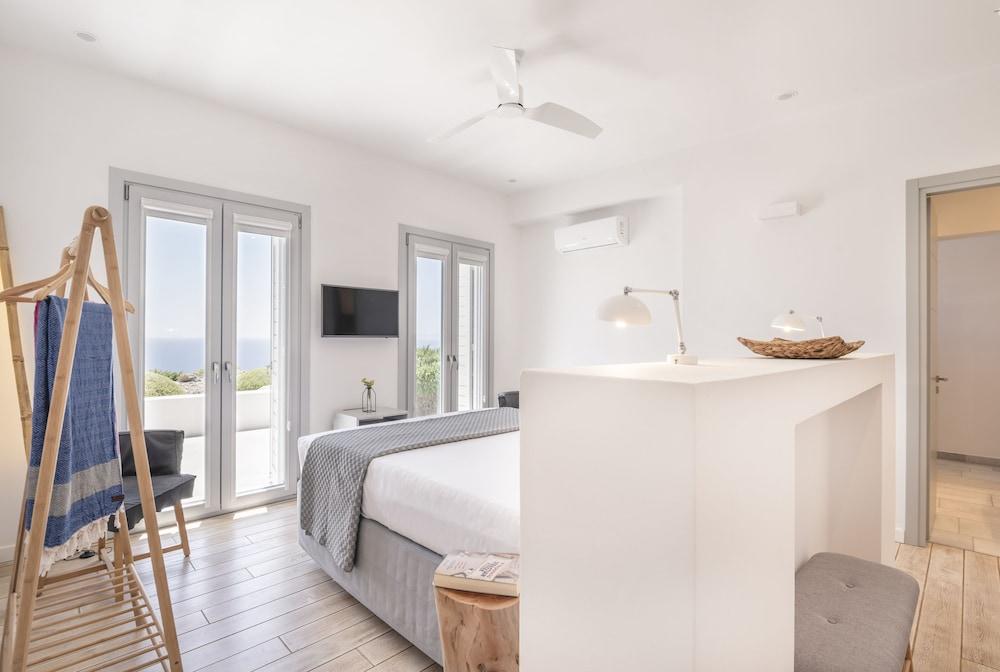 Luxury Villa With Pool And Sea View..!