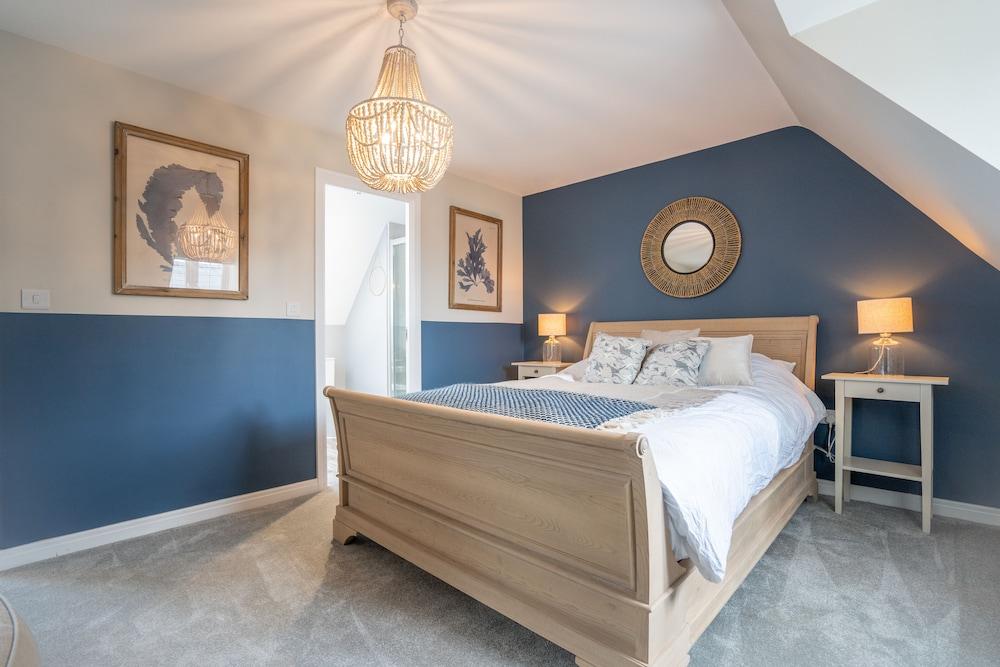 Comfortable 5 Bedroom Detached House With Parking