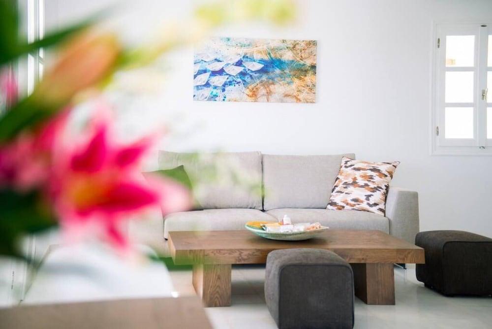 Deep Blue Villa With 4 Bedrooms in Paros