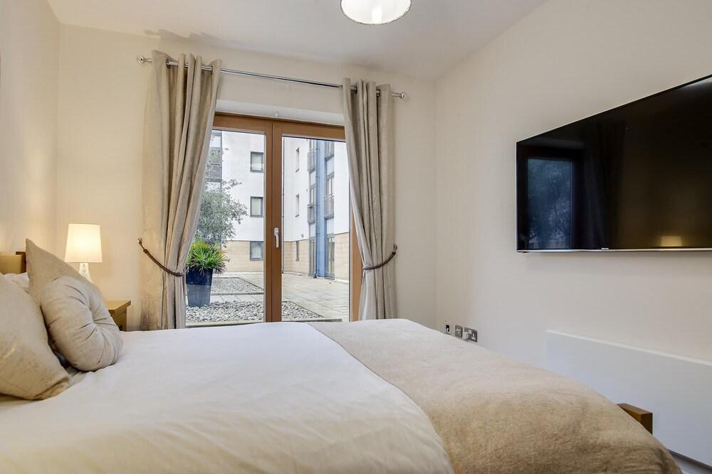 Free Parking Two Bedroom Apartment