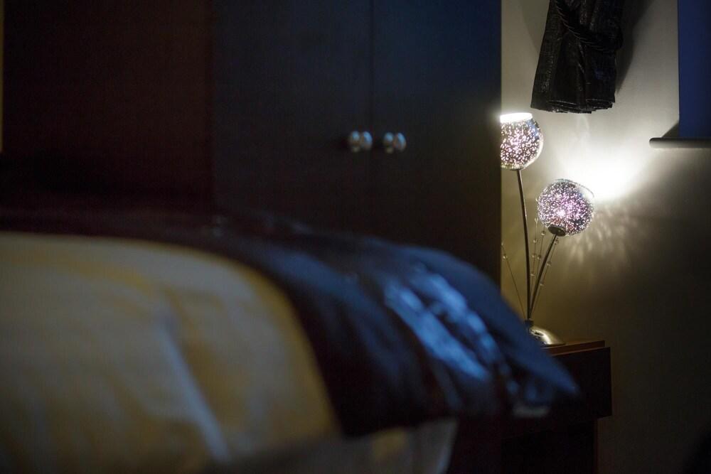 Free Parking Two Bedroom Apartment