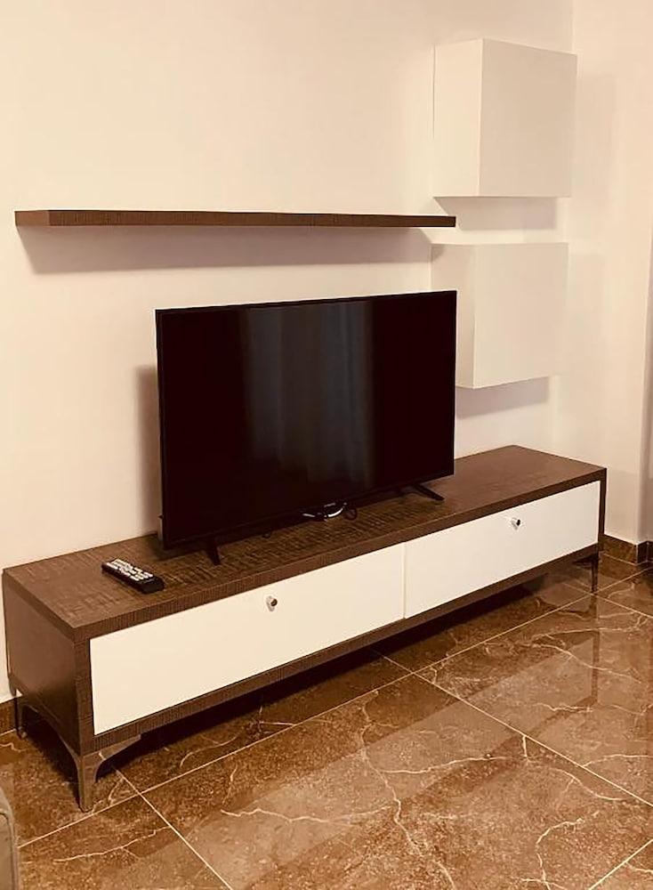 The Peak Hotel & Lounge