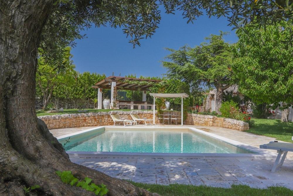 TD Dimora di Genna Trulletto With Lush Garden Pool