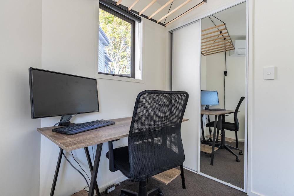 High-end 3BR House - Skytower View