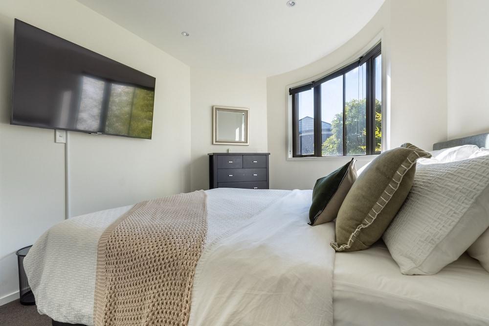 High-end 3BR House - Skytower View