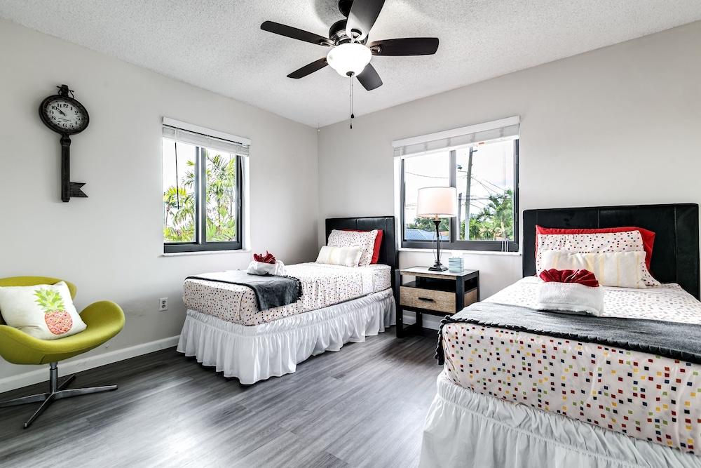 2 Bed2 Bath House with Backyard Jacuzzi