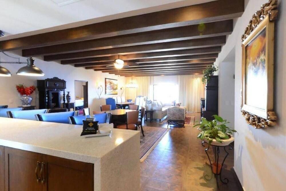 Spacious 4 BR Apt in Cabo