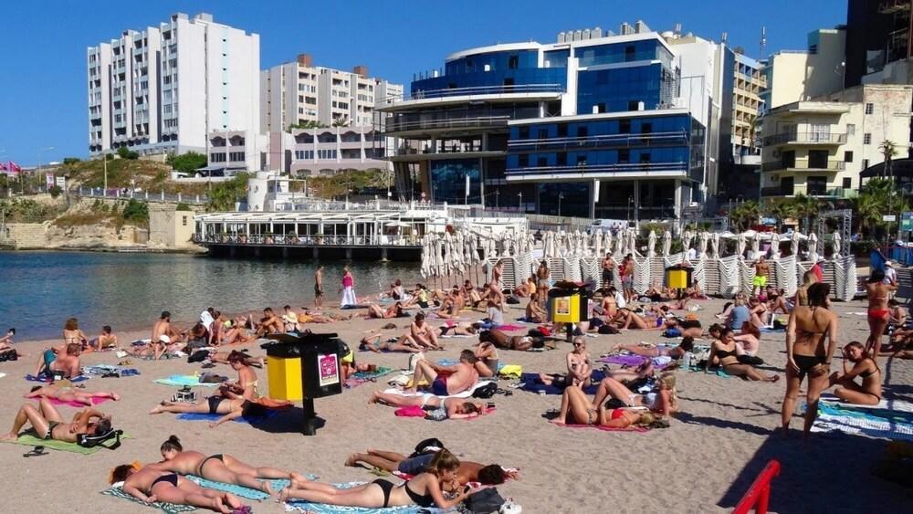 Splendid 2BR Apartment in Central St Julian s