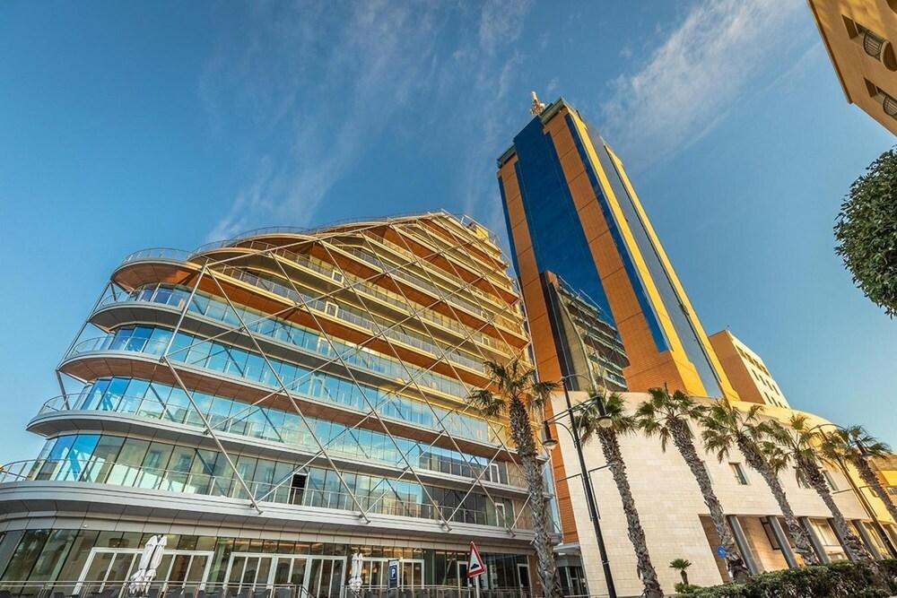 Deluxe Apartment Steps to St George s Bay