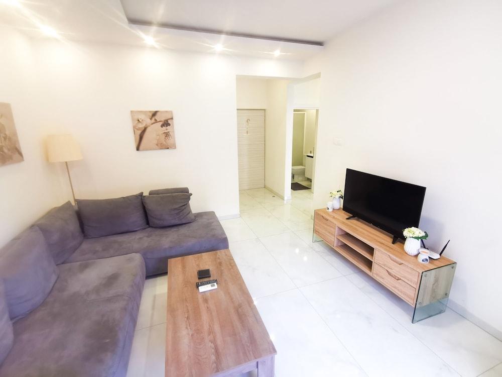 The White Pearl Apartment